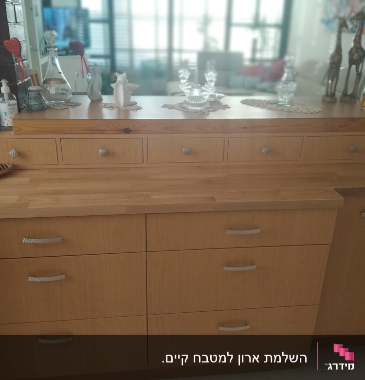 ארון עץ עם מגירות וידיות מתכת